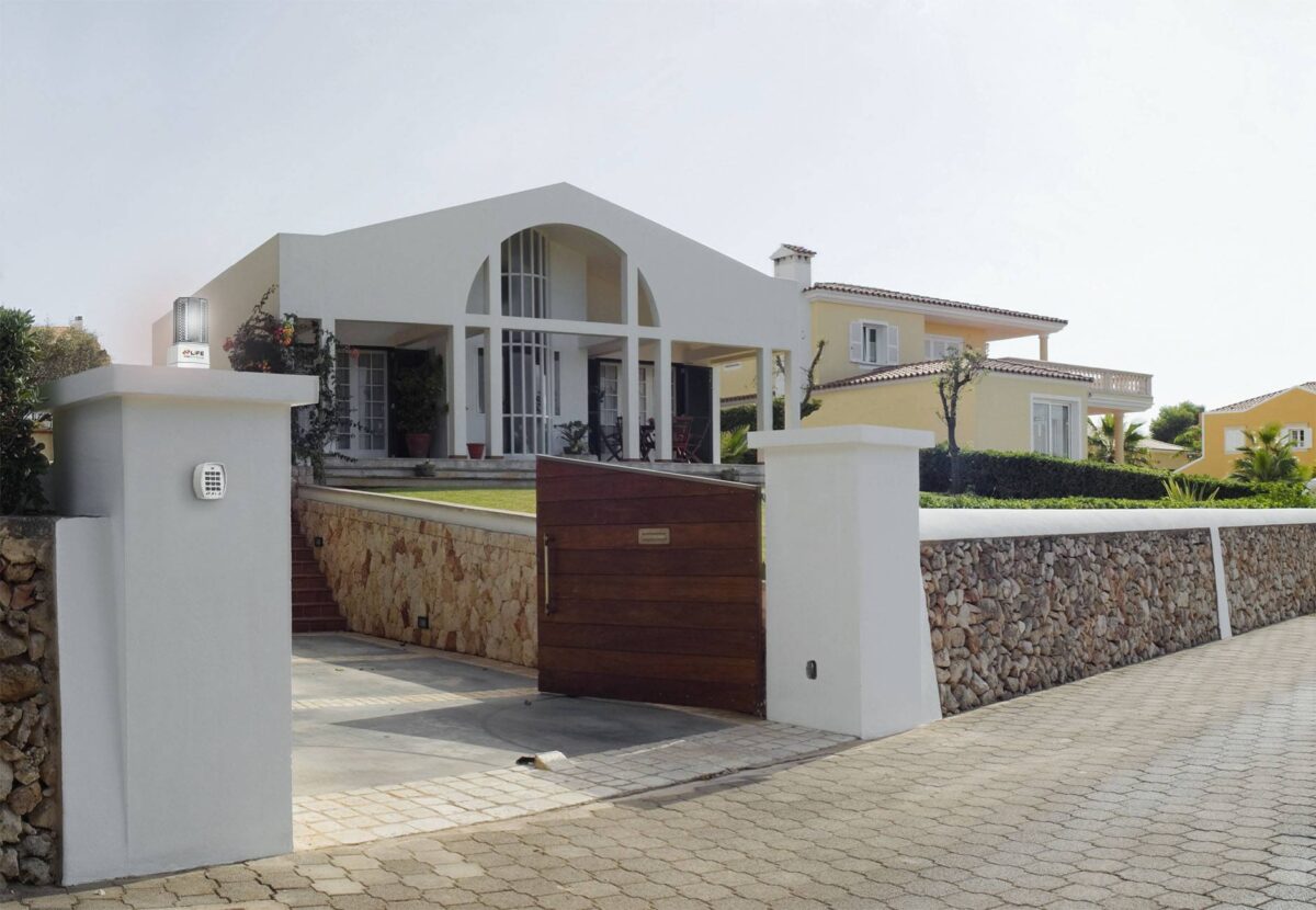 Un serrurier expliquant les points de sécurité d'une porte blindée.